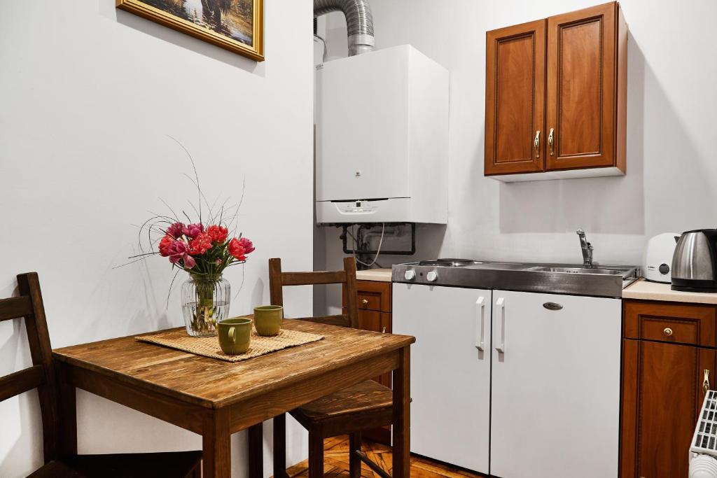 Kuchyňa alebo kuchynka v ubytovaní Krakow For You Budget Apartments