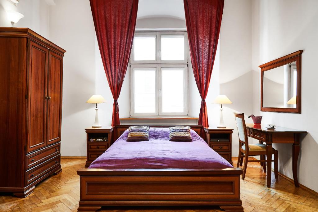 Posteľ alebo postele v izbe v ubytovaní Krakow For You Budget Apartments