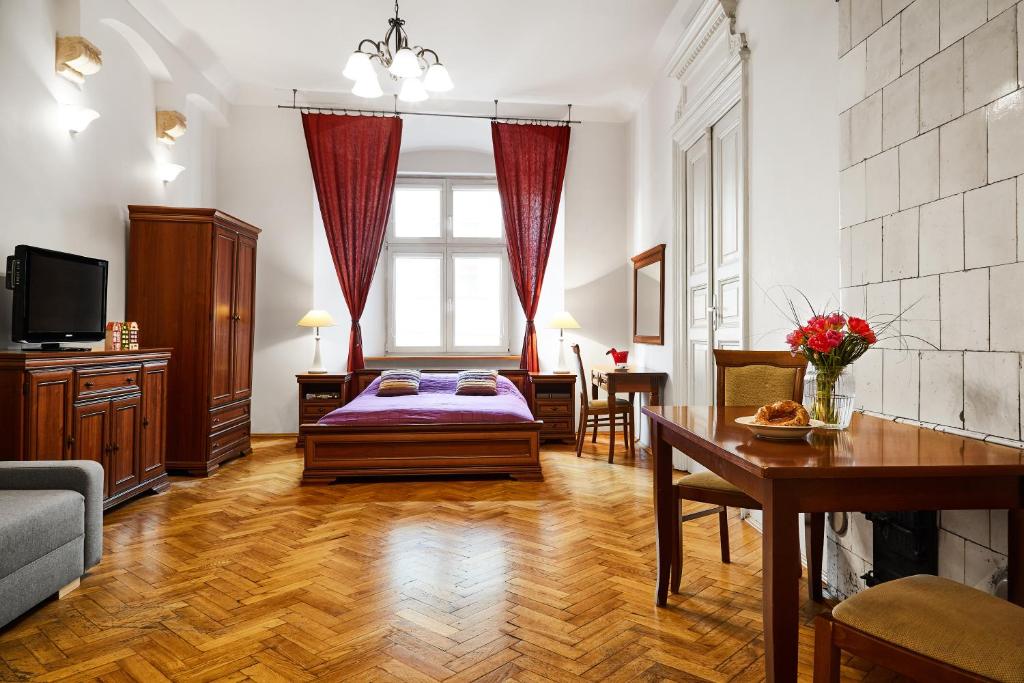 een woonkamer met een bank en een tafel bij Krakow For You Budget Apartments in Krakau