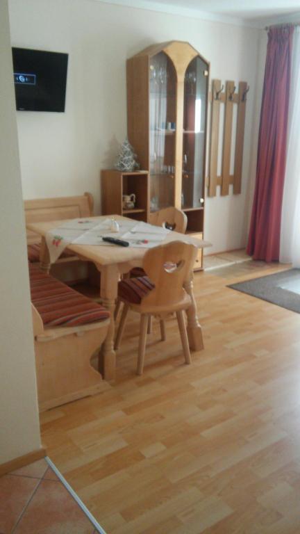 Televízia a/alebo spoločenská miestnosť v ubytovaní Ferienwohnung Kogler