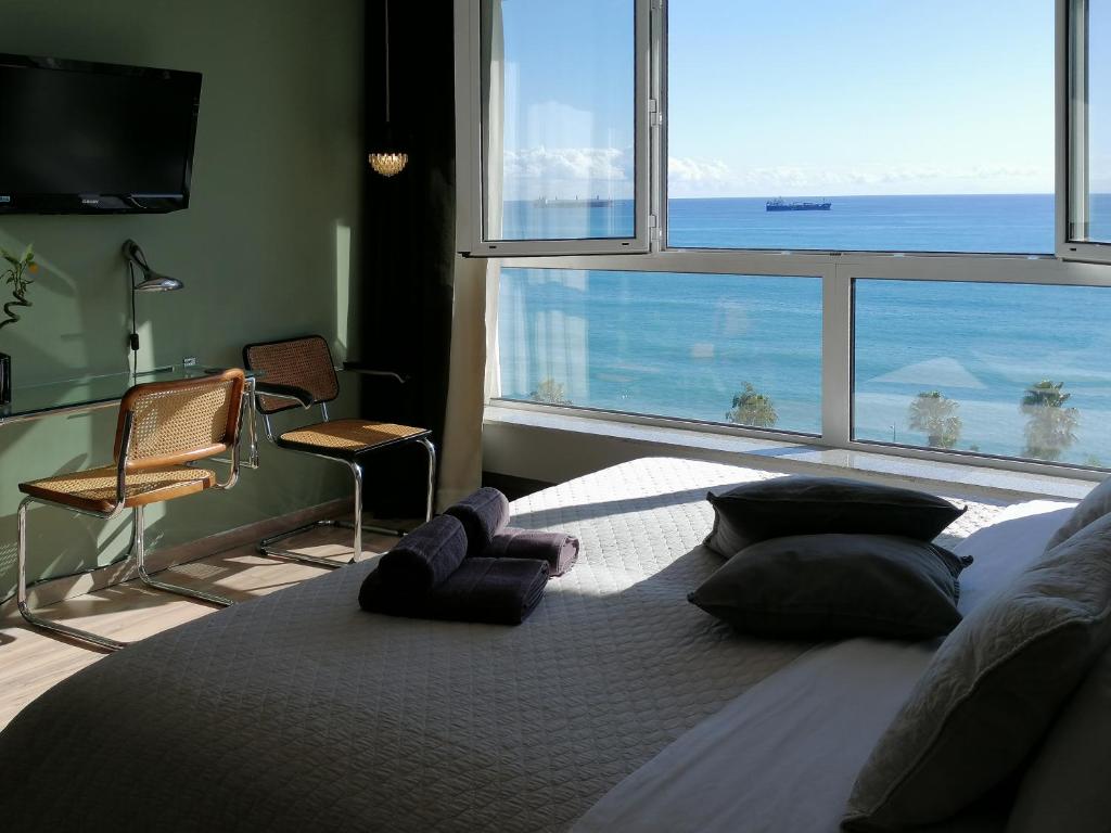 1 dormitorio con 1 cama y vistas al océano en A City-center Seaview Penthouse at Oceanic en Limassol