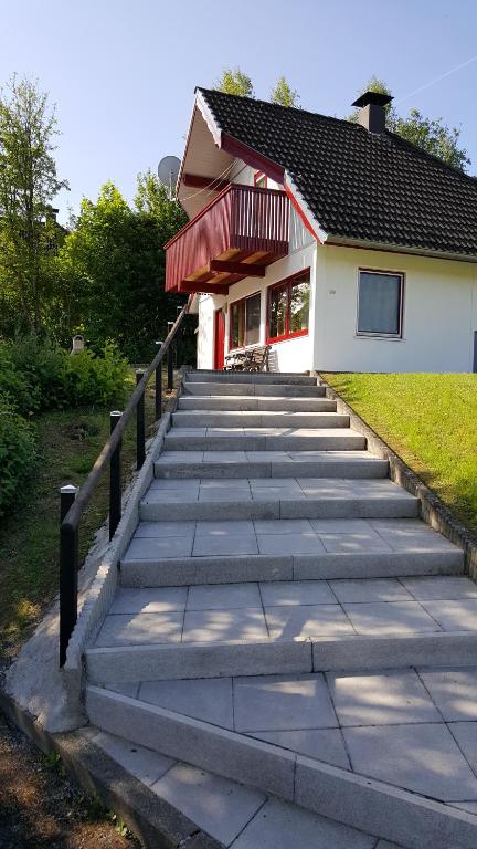 un conjunto de escaleras que conducen a una casa en kirchheim 119, en Kirchheim