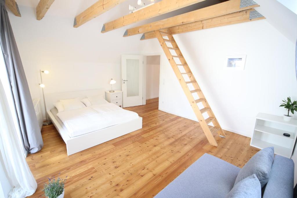 ein Wohnzimmer mit einem Bett und einer Leiter in der Unterkunft Hofhaus mit Riesengarten - gemütliches Häuschen im Kern des schönsten Mainzer Stadtteils Finthen in Mainz