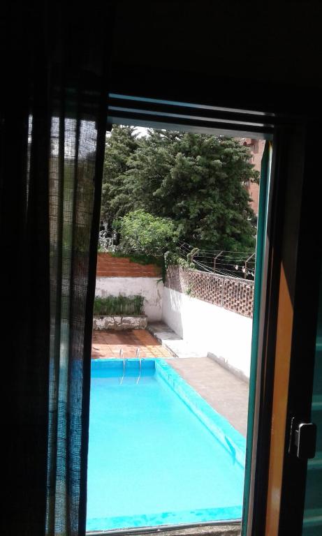 Blick auf den Pool aus dem Fenster in der Unterkunft Departamento Centro Villa Carlos Paz in Villa Carlos Paz