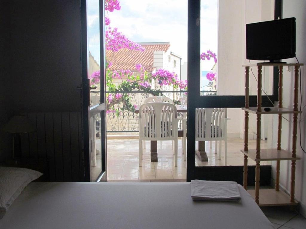 Televízia a/alebo spoločenská miestnosť v ubytovaní Beach Apartments Anton