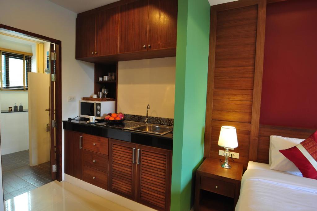 Kuchyň nebo kuchyňský kout v ubytování Samui Honey Tara Villa Residence