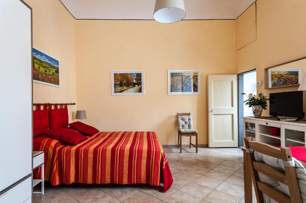 - une chambre avec un lit, un bureau et une télévision dans l'établissement All' Ombra Del Duomo, à Florence