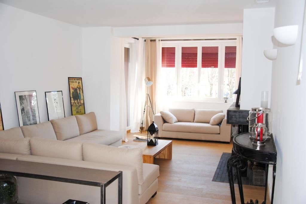 a living room with two white couches and a table at G-63 - Appartement de standing en plein coeur d'Hossegor in Soorts-Hossegor