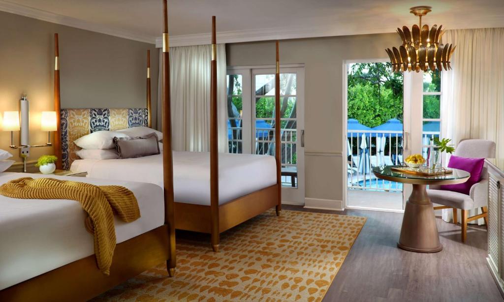 Cama ou camas em um quarto em La Playa Beach & Golf Resort, a Noble House Resort