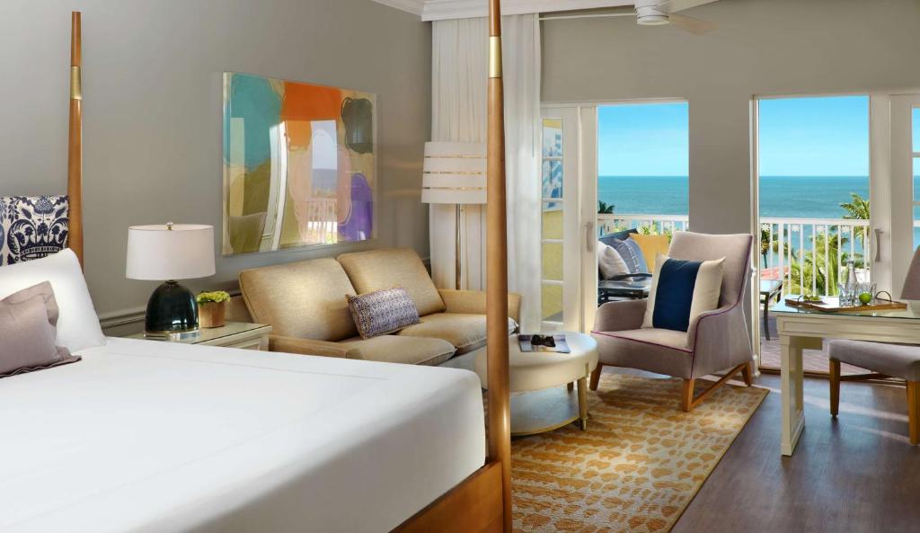 Cama ou camas em um quarto em La Playa Beach & Golf Resort, a Noble House Resort