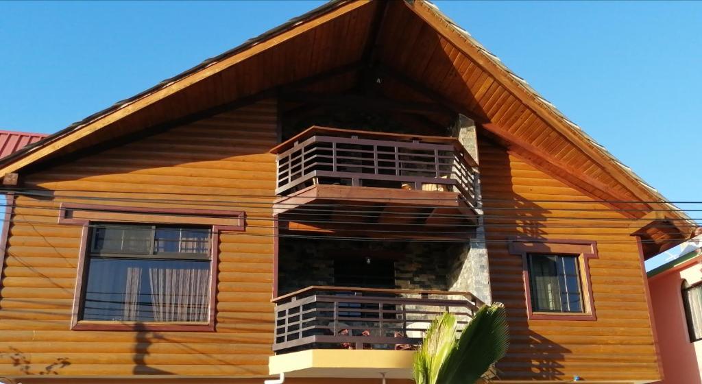 Casa de madera con balcón lateral en Villa Laura Jarabacoa, en Jarabacoa