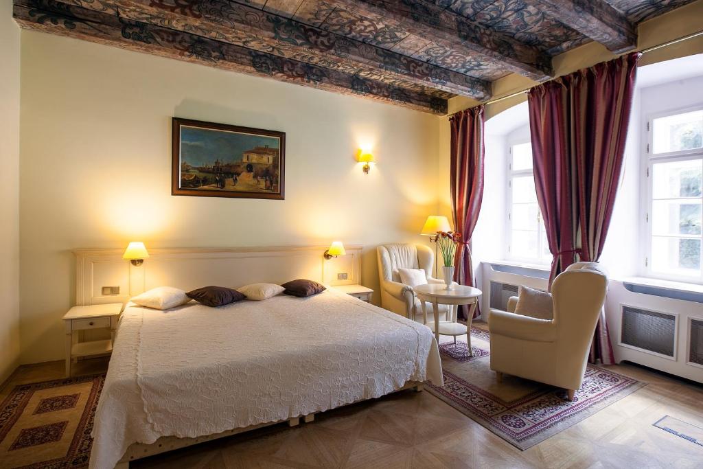 Postel nebo postele na pokoji v ubytování Tyn Yard Residence