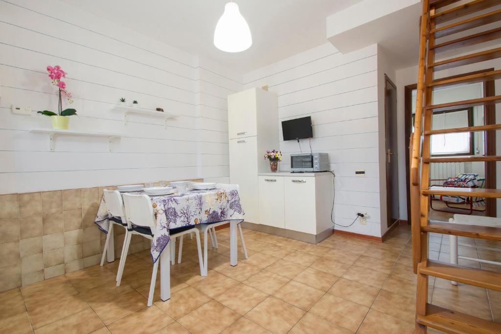 ALTIDO Lovely 1BR flat with patio and parking