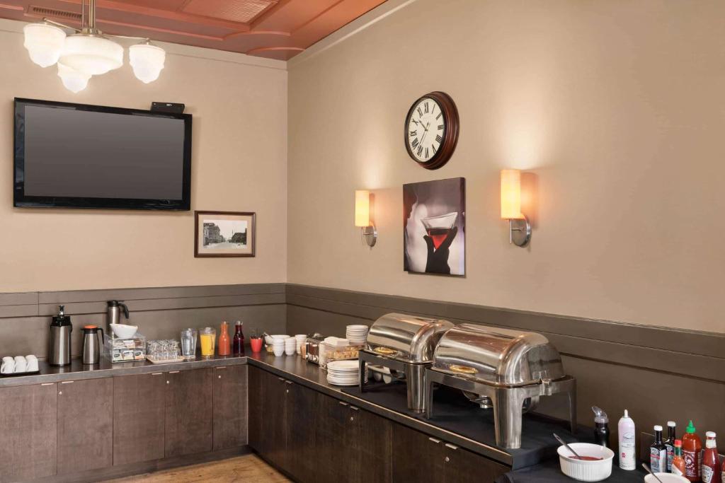 Příslušenství pro přípravu čaje a kávy v ubytování The Plaza Hotel Downtown, Trademark Collection by Wyndham