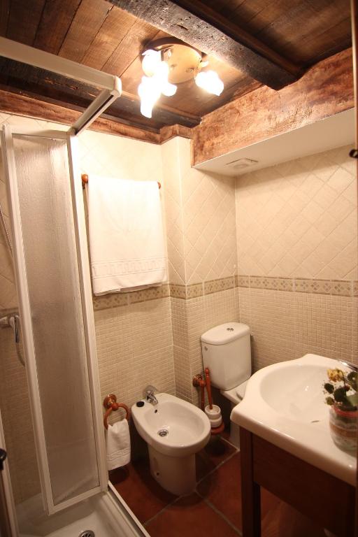 Koupelna v ubytování Casa Rural Las Huertas de Buendia