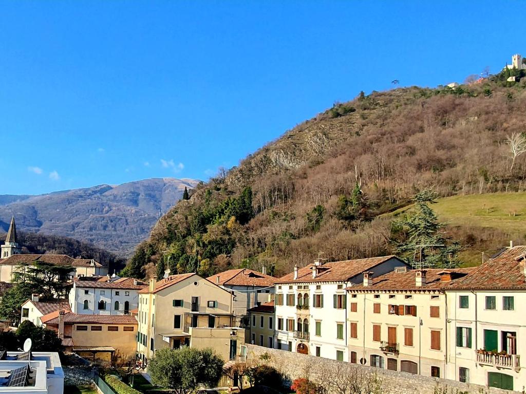 um grupo de edifícios em frente a uma montanha em Arianna Apartments em Vittorio Veneto