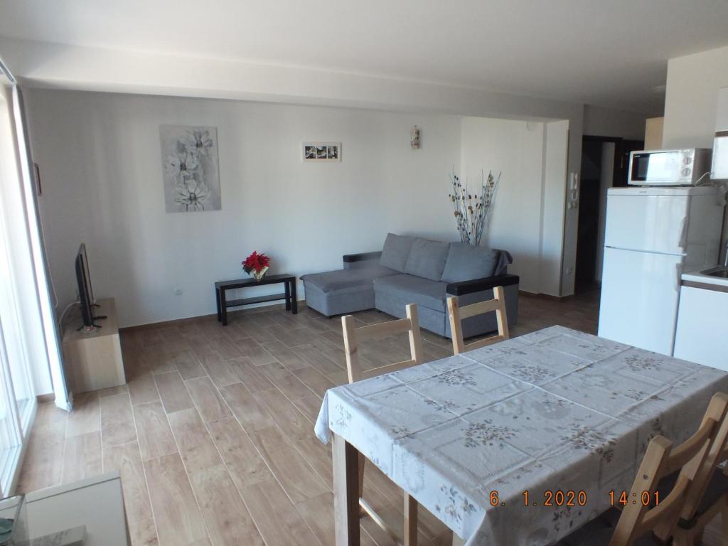 Kuchyň nebo kuchyňský kout v ubytování Apartments More