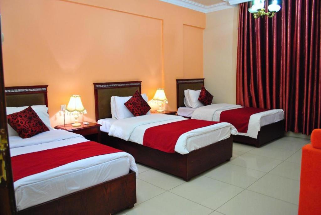 Postel nebo postele na pokoji v ubytování Al Qidra Hotel & Suites Aqaba