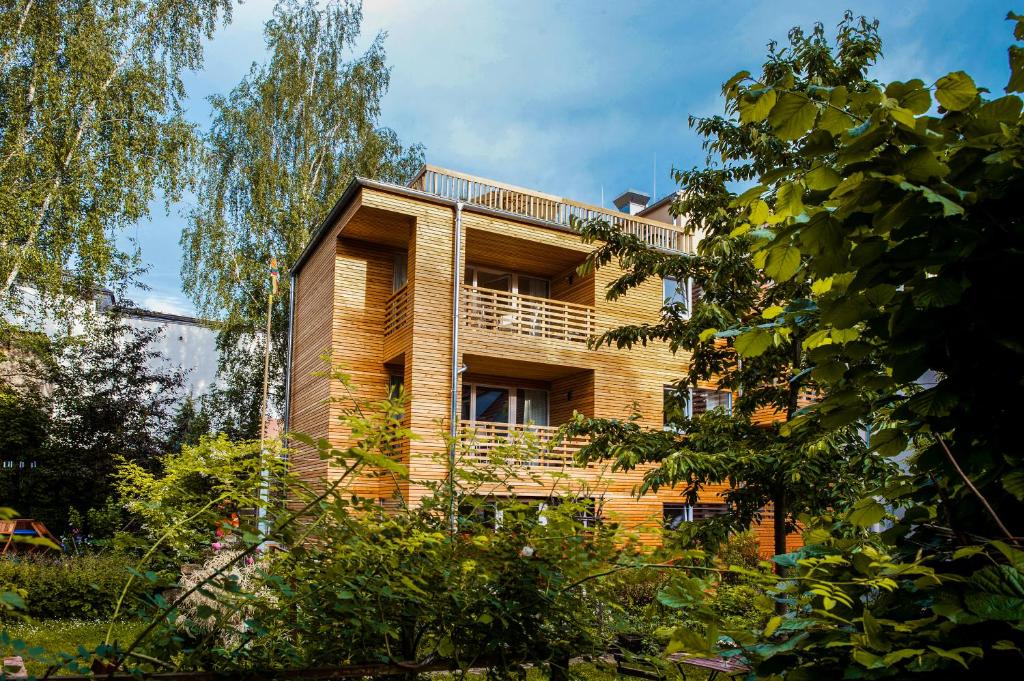 un edificio con un balcón en el lateral. en Familienhotel Weimar mit Ferienwohnungen en Weimar