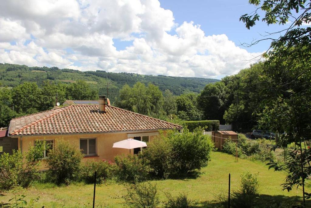 ein kleines Haus auf einem Feld mit Hof in der Unterkunft Chambre privée dans maison au pied de la montagne noire, 5km de Mazamet in Saint-Amans-Valtoret