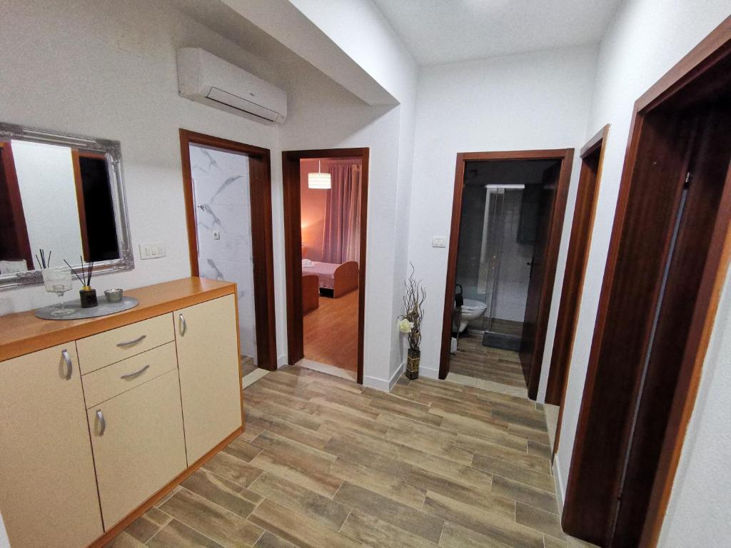 Vannas istaba naktsmītnē Comfort apartment with garage Aria