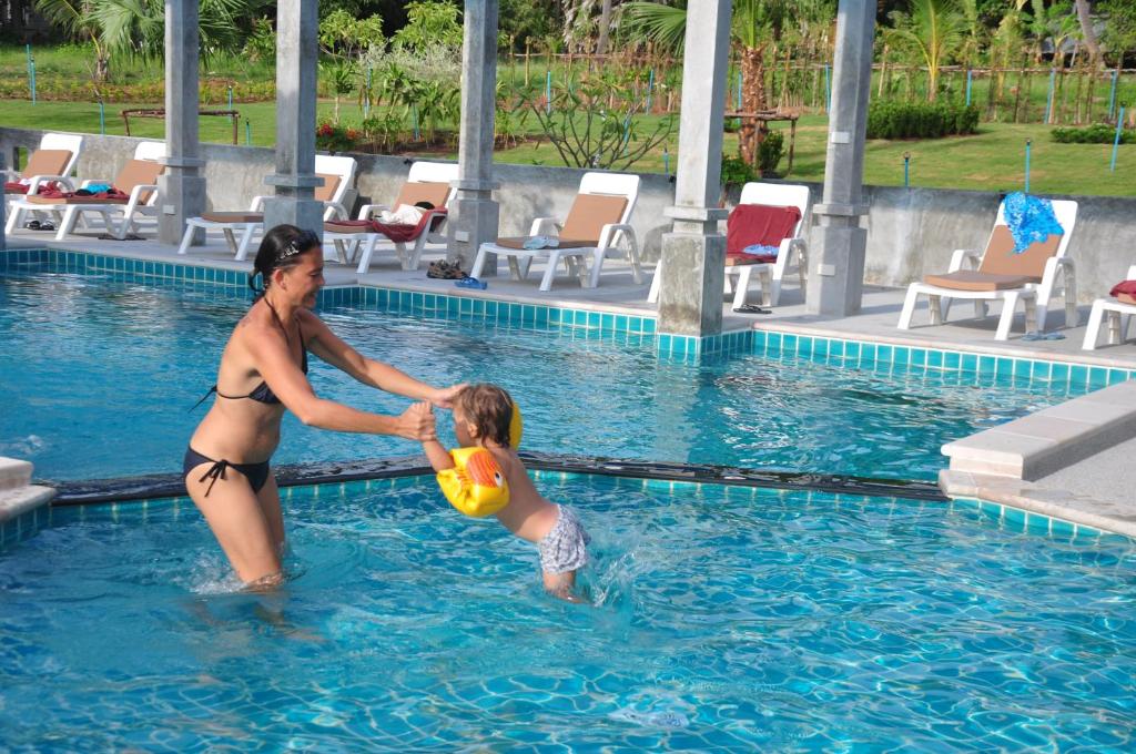 Bazén v ubytování Samui Honey Tara Villa Residence nebo v jeho okolí