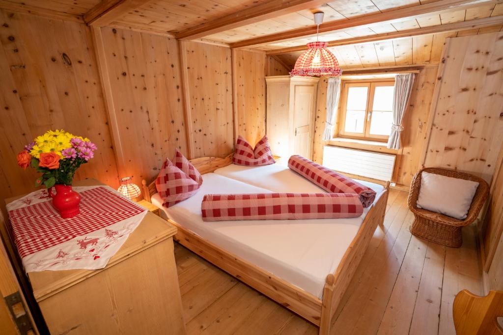 Postel nebo postele na pokoji v ubytování Berghaus am Sonnenhang Valpaschun