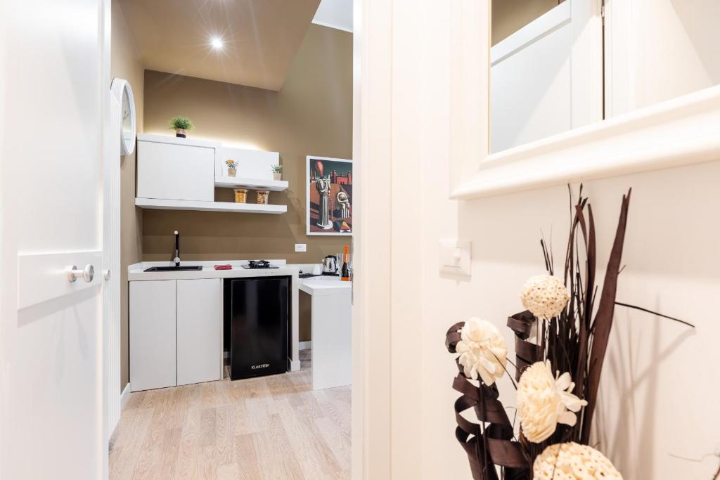 A kitchen or kitchenette at Residenze Chamur Via Giuseppe Sciuti