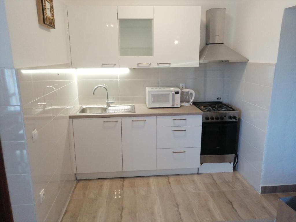 Kuchnia lub aneks kuchenny w obiekcie Seaview Holiday Apartments, Ventura Nin