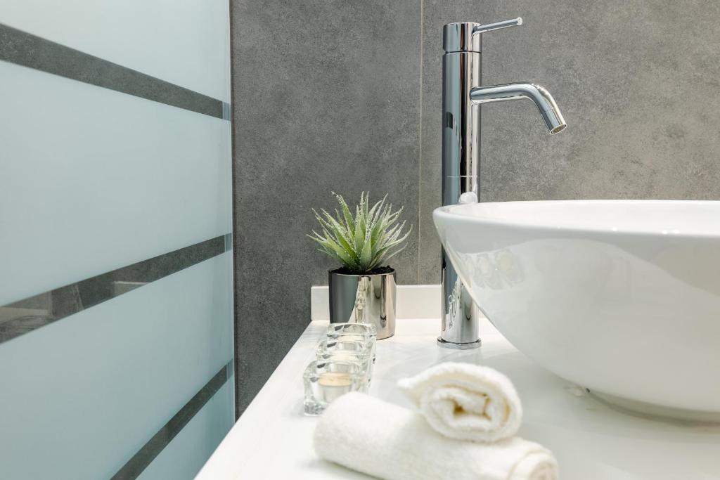 A bathroom at Residenze Chamur Via Giuseppe Sciuti