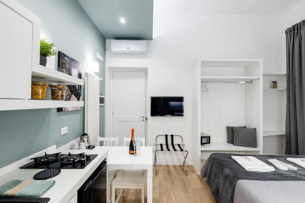 A television and/or entertainment centre at Residenze Chamur Via Giuseppe Sciuti