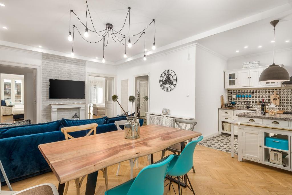 - un salon avec un canapé bleu et une table en bois dans l'établissement Luxury apartment Karolina Riva 101m2, à Rijeka