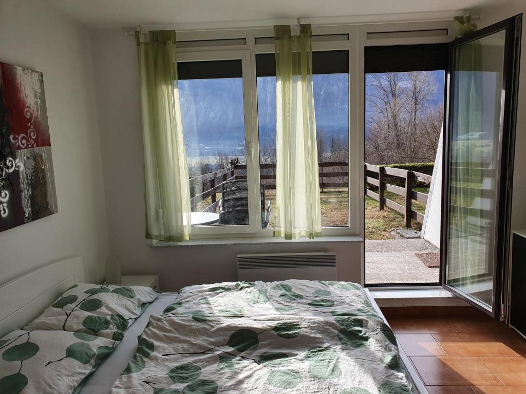 1 dormitorio con 1 cama frente a una ventana en Apartma TM Bovec, en Bovec