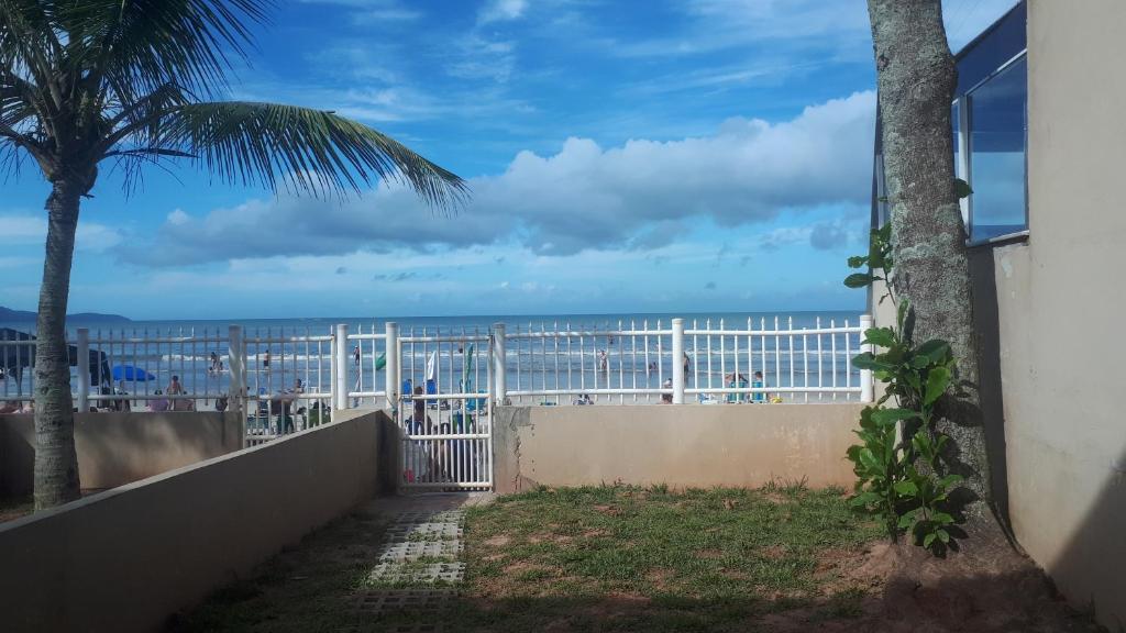 desde el balcón de una casa con vistas a la playa en Casa na praia 02, en Itapema