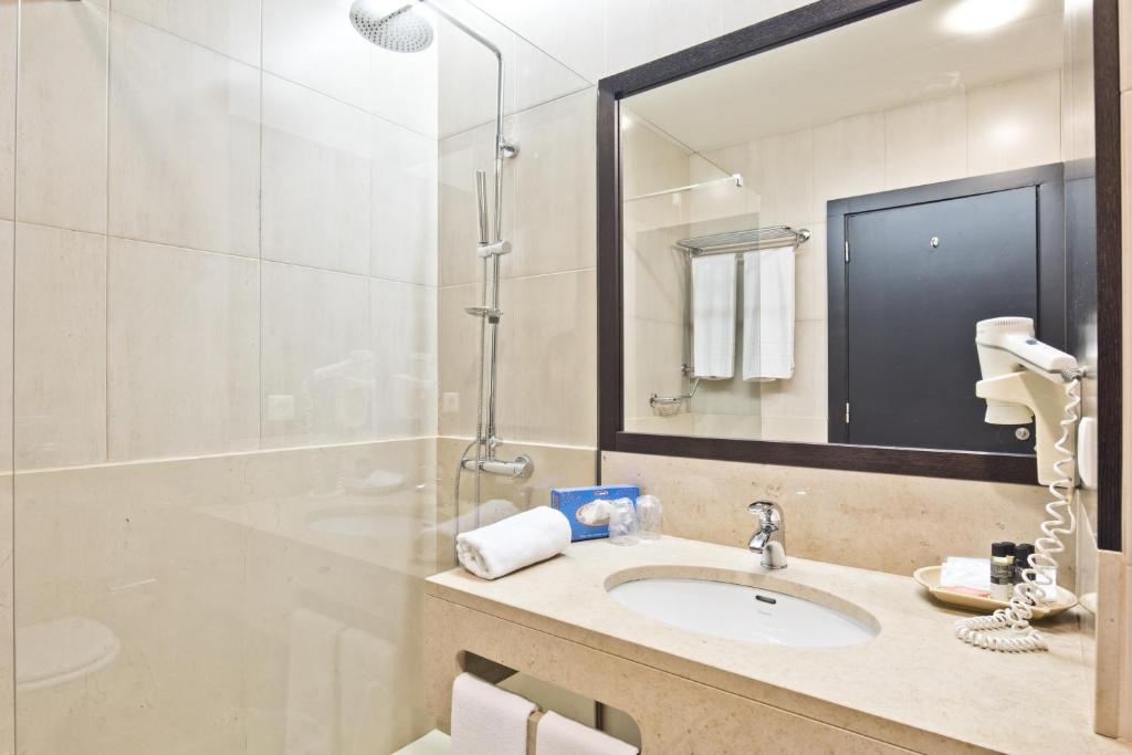 Uma casa de banho em LAM Hotel Estarreja