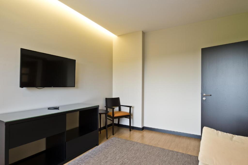 Uma televisão e/ou sistema de entretenimento em LAM Hotel Estarreja