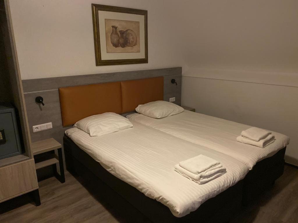 Postel nebo postele na pokoji v ubytování Hotel De Weyman