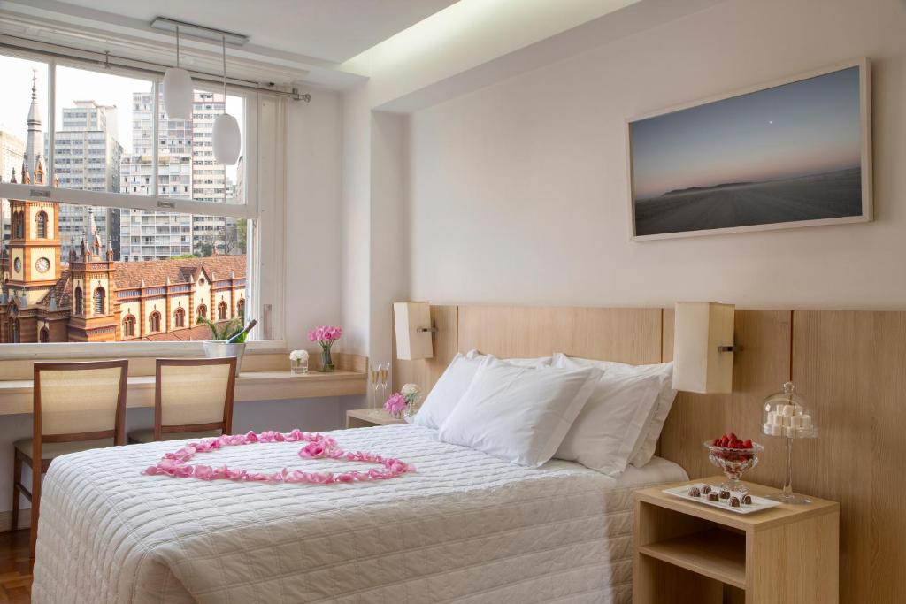 Cama ou camas em um quarto em Normandy Hotel