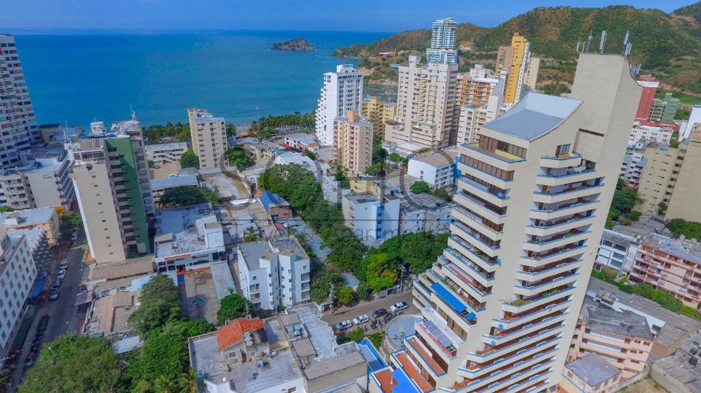 una vista aérea de una ciudad con edificios y el océano en Apartamentos Centro Internacional - Rodadero by SOHO, en Santa Marta