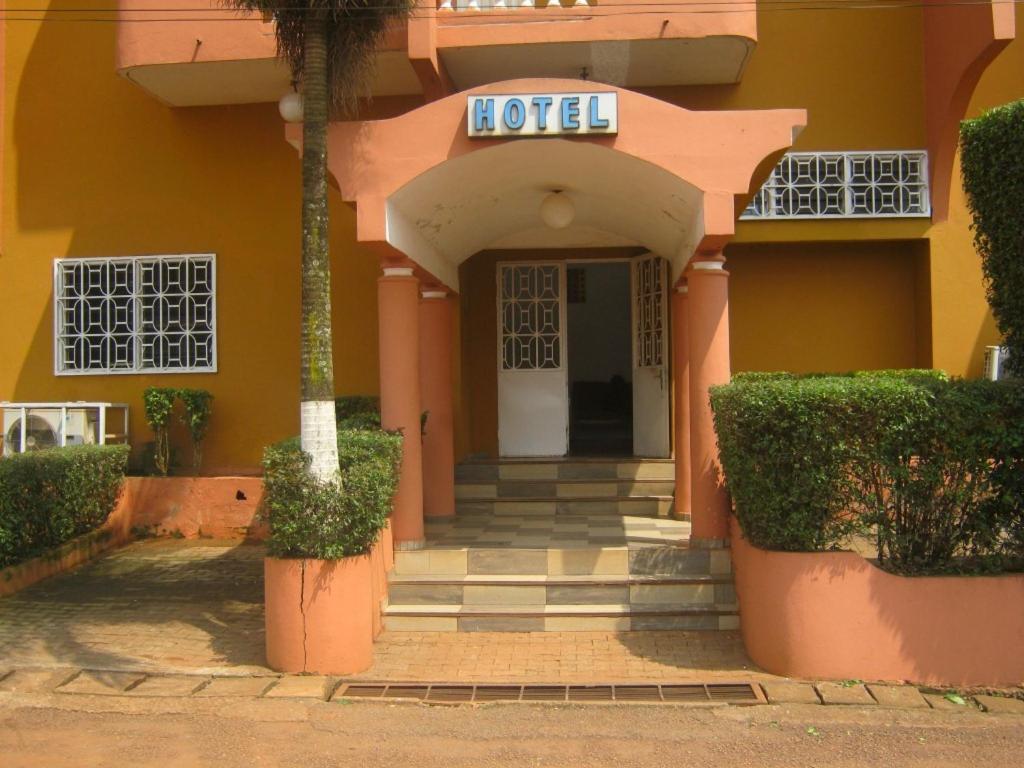 un edificio con un cartel de hotel encima en Hotel Le Fibi, en Yaoundé
