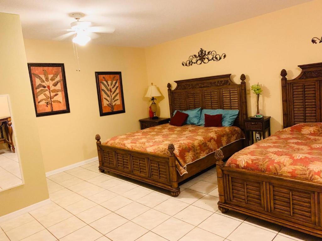 um quarto com 2 camas e uma ventoinha de tecto em Royal North Beach em Clearwater Beach