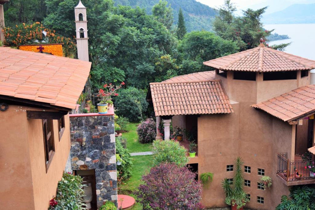 una vista aérea de un edificio con una torre en La Gloria de Los Ángeles en Tzintzuntzán