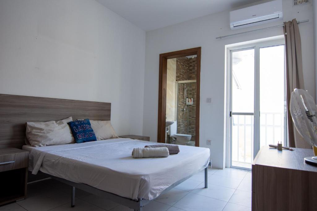 Postel nebo postele na pokoji v ubytování Seafront Room