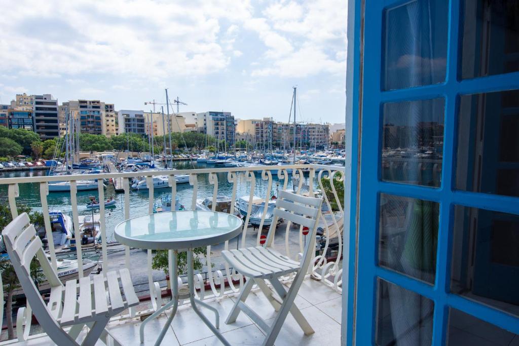 Balkón nebo terasa v ubytování Seafront Room