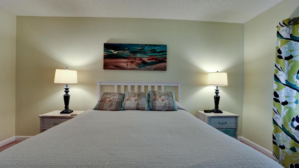 een slaapkamer met een groot bed met 2 lampen bij Shorewalk Vacation Villa in Bradenton