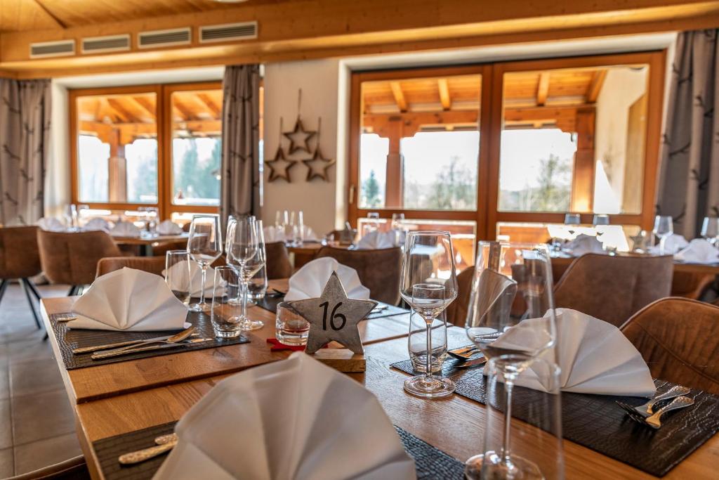 Reštaurácia alebo iné gastronomické zariadenie v ubytovaní Hotel ZUM STERNENHOF