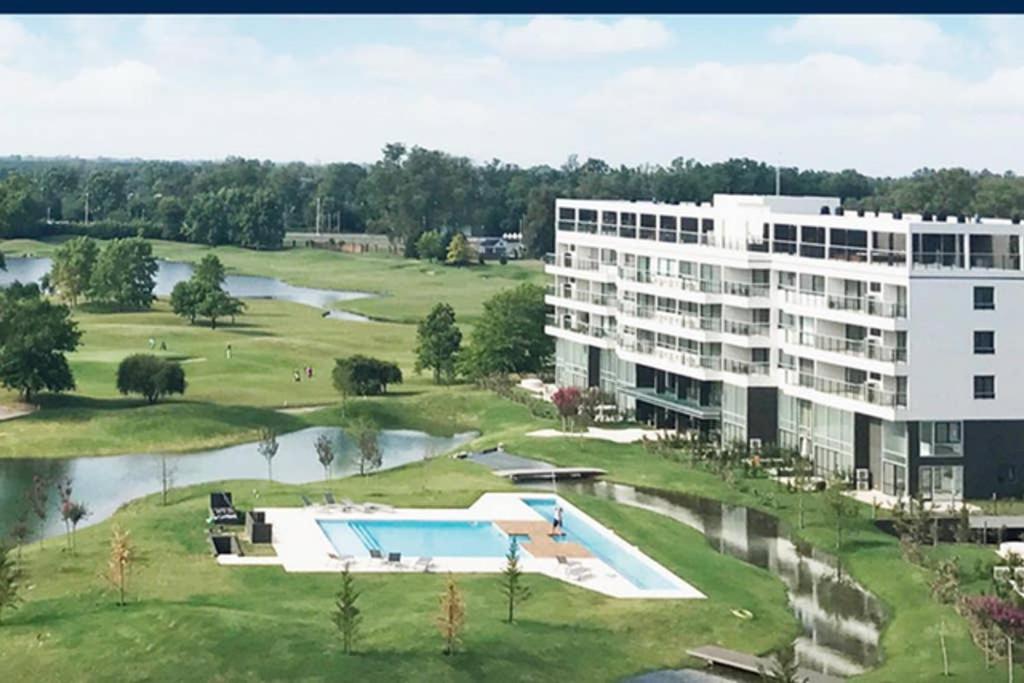 una vista aérea de un hotel y un campo de golf en Residencias de Pilar en Fátima