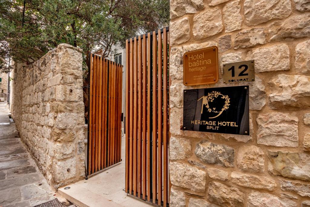 Certifikát, hodnocení, plakát nebo jiný dokument vystavený v ubytování Heritage Hotel 19