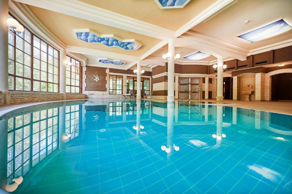 Bazén v ubytovaní Hotel ZUM STERNENHOF alebo v jeho blízkosti