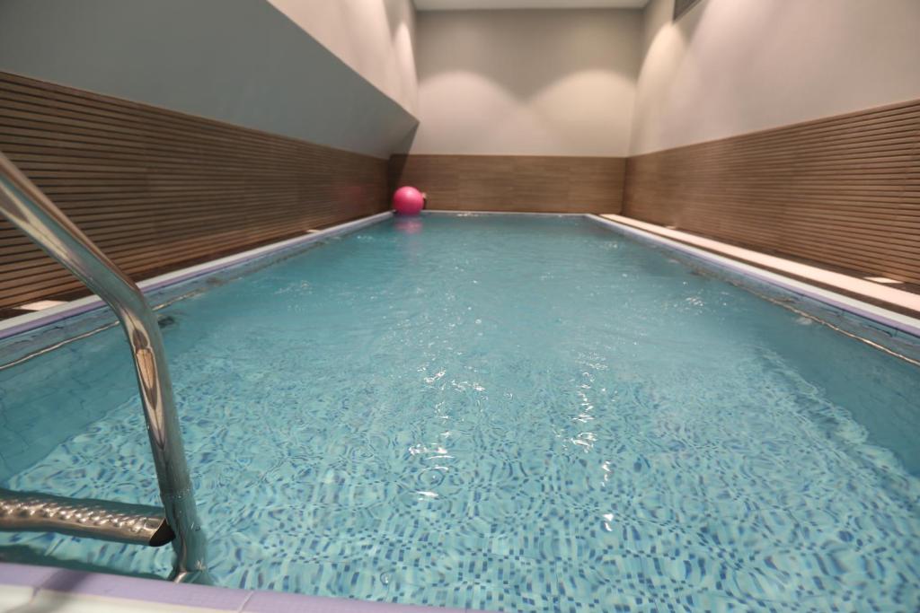 Bazén v ubytování South Hotel Suites nebo v jeho okolí